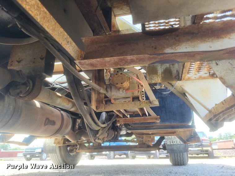 image for item EJ8023 1990 Ford  bucket truck