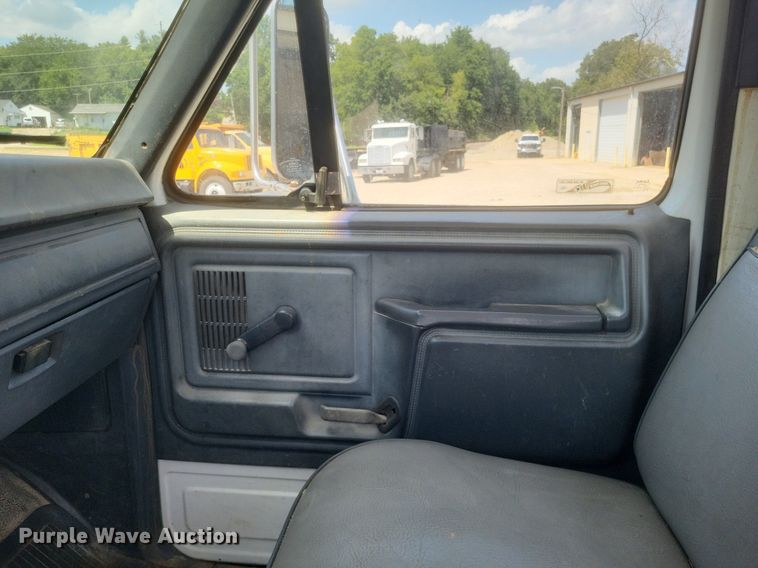 image for item EJ8023 1990 Ford  bucket truck