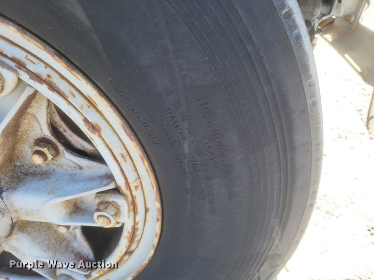 image for item EJ8023 1990 Ford  bucket truck