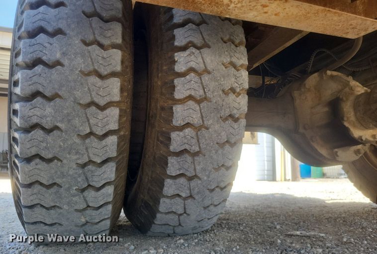 image for item EJ8023 1990 Ford  bucket truck