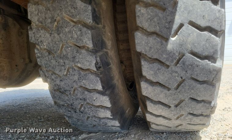 image for item EJ8023 1990 Ford  bucket truck