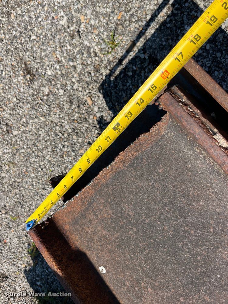 image for item EK8905 Approximately 17 steel I-beams