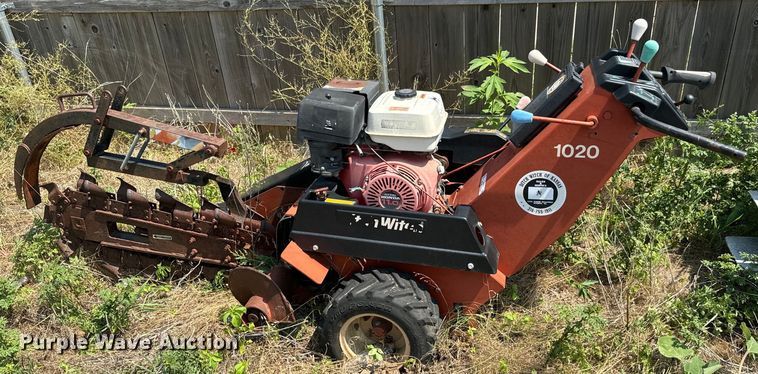 image for item LF9879 Ditch Witch 1020 trencher