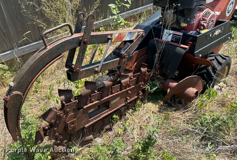 image for item LF9879 Ditch Witch 1020 trencher