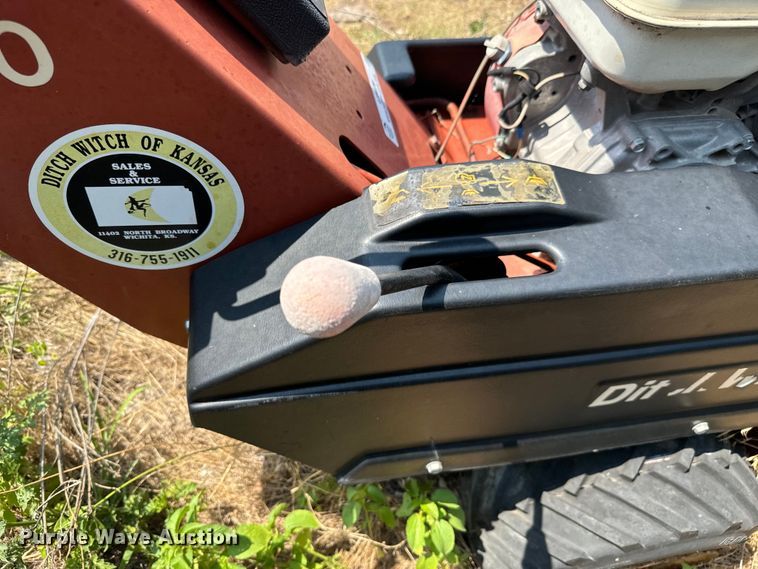 image for item LF9879 Ditch Witch 1020 trencher