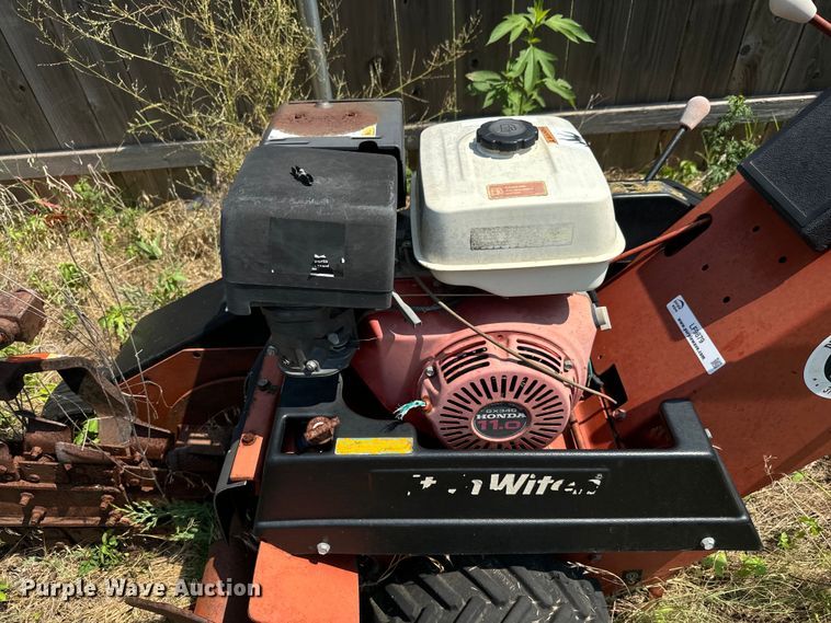 image for item LF9879 Ditch Witch 1020 trencher