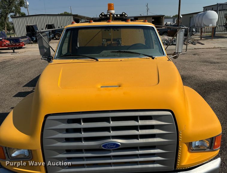 image for item LF9883 1995 Ford F800 pothole patcher truck