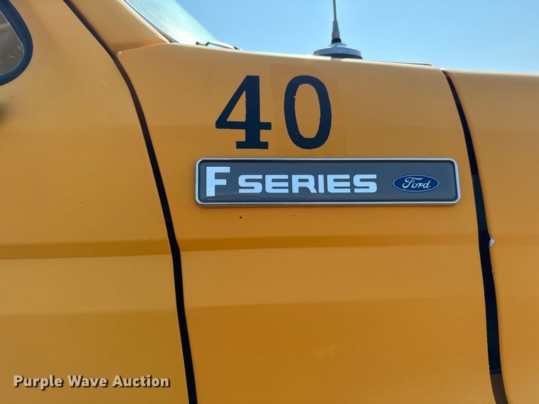 image for item LF9883 1995 Ford F800 pothole patcher truck