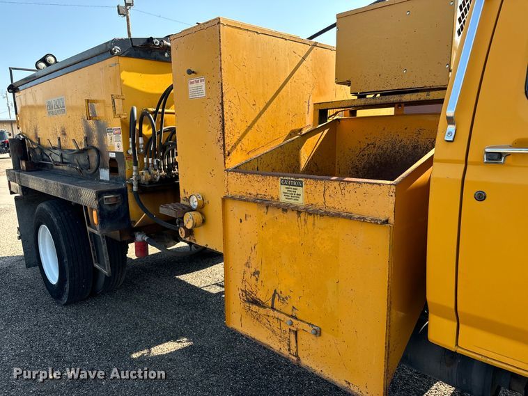 image for item LF9883 1995 Ford F800 pothole patcher truck