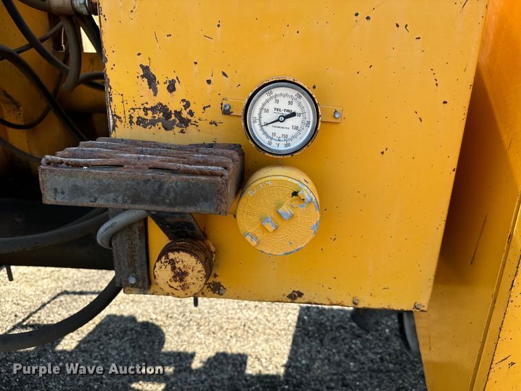 image for item LF9883 1995 Ford F800 pothole patcher truck