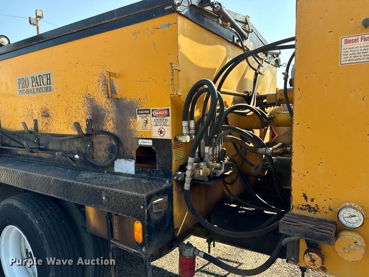 image for item LF9883 1995 Ford F800 pothole patcher truck