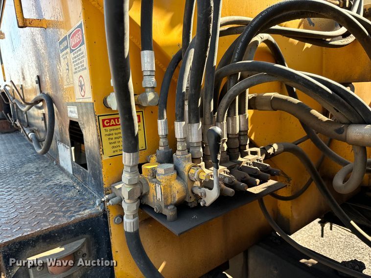 image for item LF9883 1995 Ford F800 pothole patcher truck