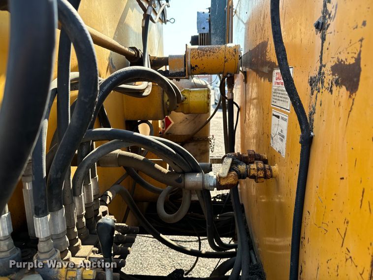 image for item LF9883 1995 Ford F800 pothole patcher truck