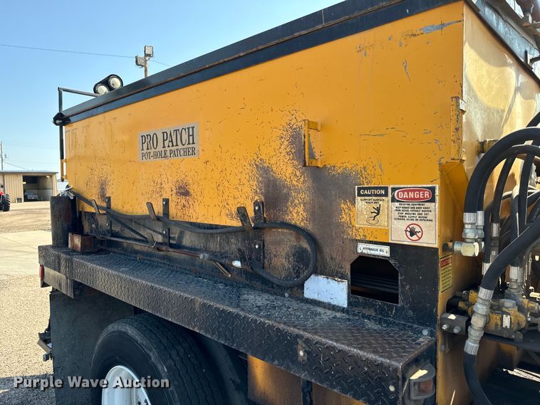 image for item LF9883 1995 Ford F800 pothole patcher truck