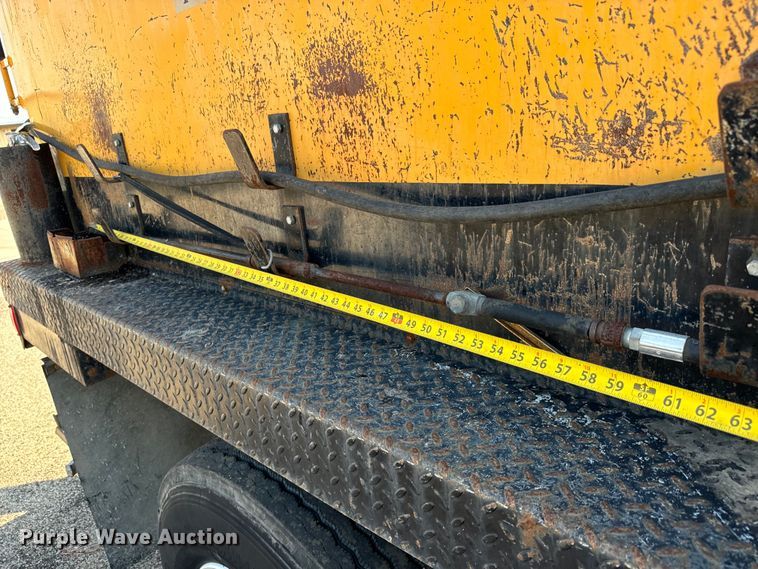 image for item LF9883 1995 Ford F800 pothole patcher truck