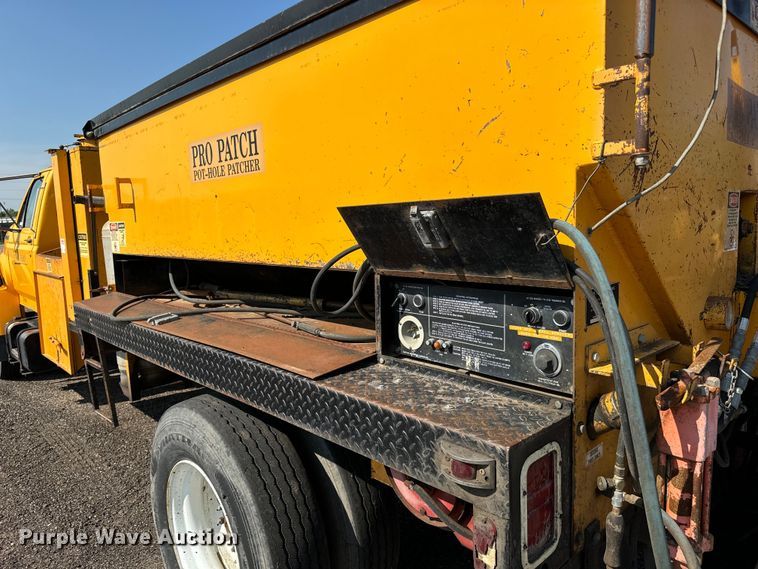 image for item LF9883 1995 Ford F800 pothole patcher truck