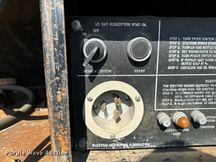 image for item LF9883 1995 Ford F800 pothole patcher truck