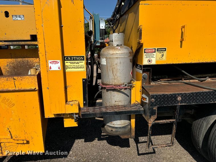 image for item LF9883 1995 Ford F800 pothole patcher truck