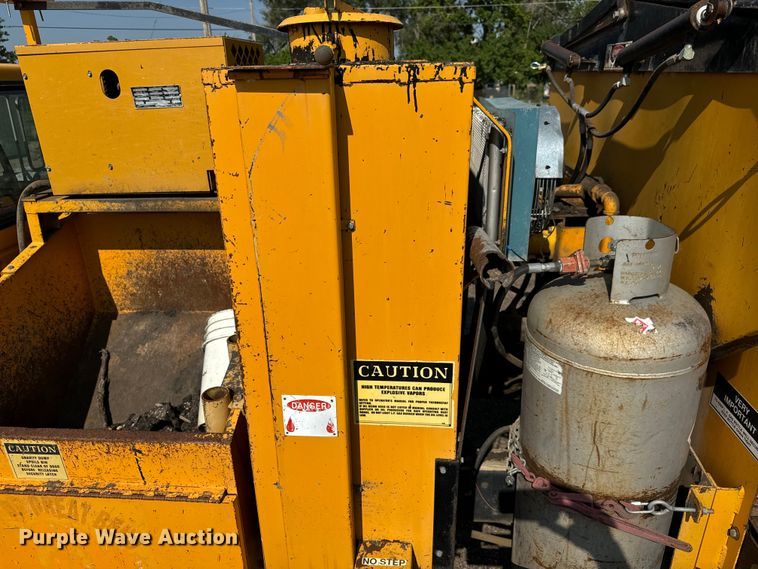 image for item LF9883 1995 Ford F800 pothole patcher truck