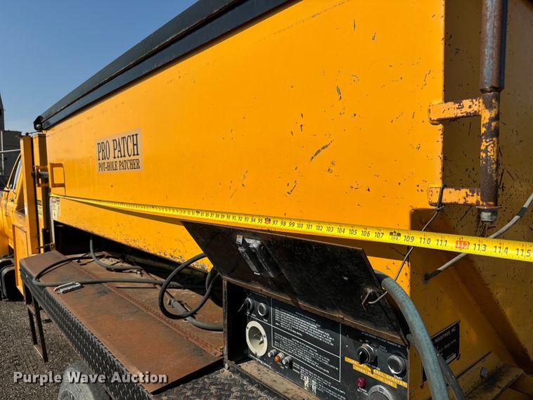 image for item LF9883 1995 Ford F800 pothole patcher truck