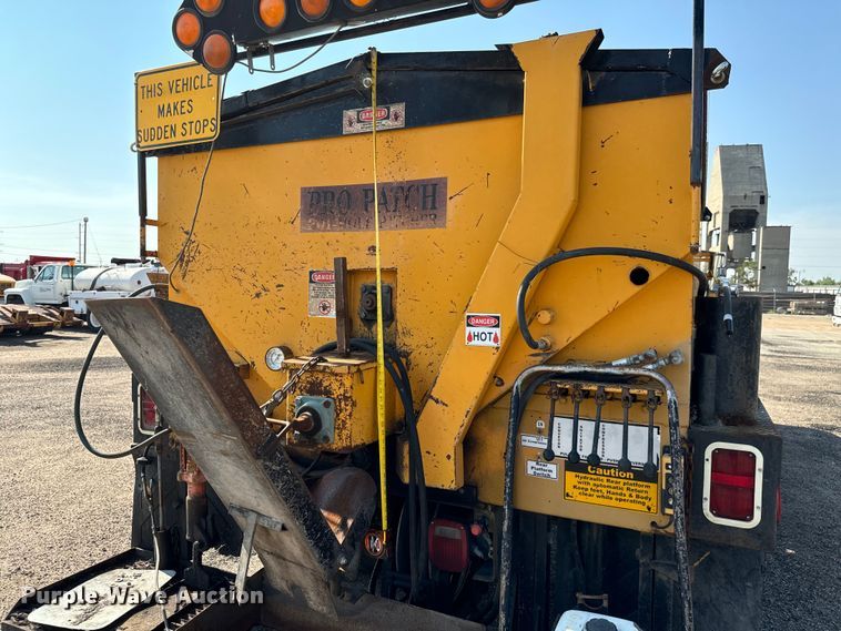 image for item LF9883 1995 Ford F800 pothole patcher truck