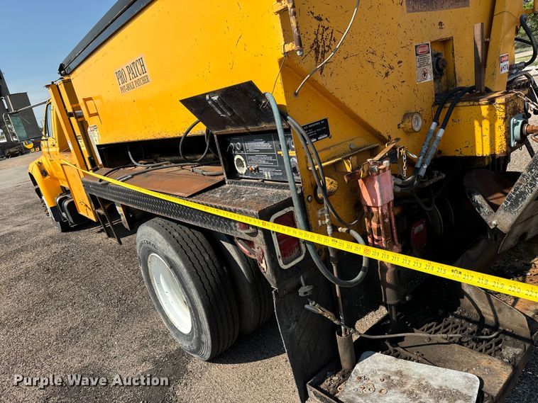 image for item LF9883 1995 Ford F800 pothole patcher truck