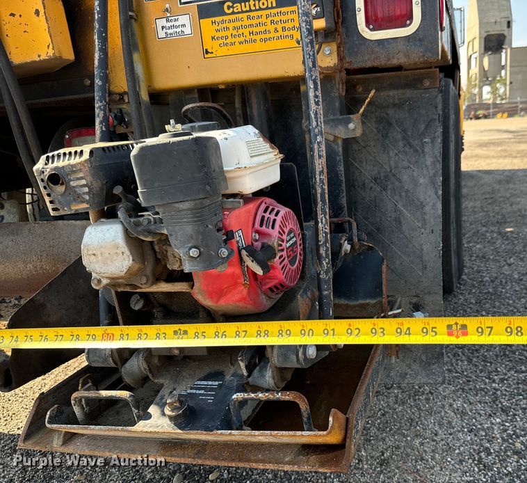 image for item LF9883 1995 Ford F800 pothole patcher truck