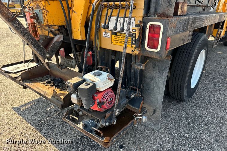 image for item LF9883 1995 Ford F800 pothole patcher truck