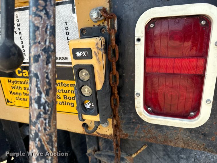 image for item LF9883 1995 Ford F800 pothole patcher truck