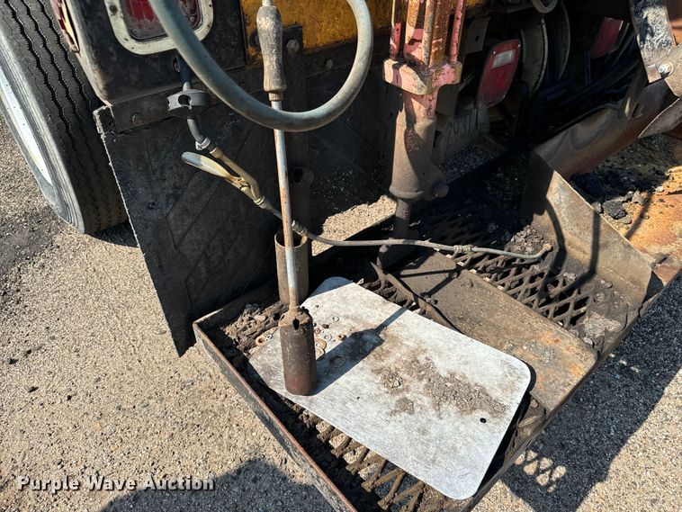 image for item LF9883 1995 Ford F800 pothole patcher truck