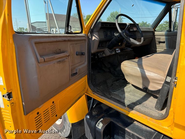 image for item LF9883 1995 Ford F800 pothole patcher truck