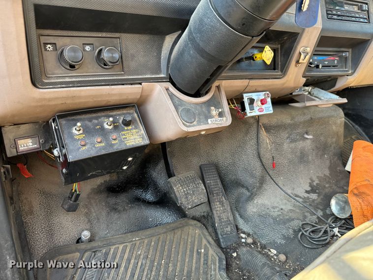 image for item LF9883 1995 Ford F800 pothole patcher truck