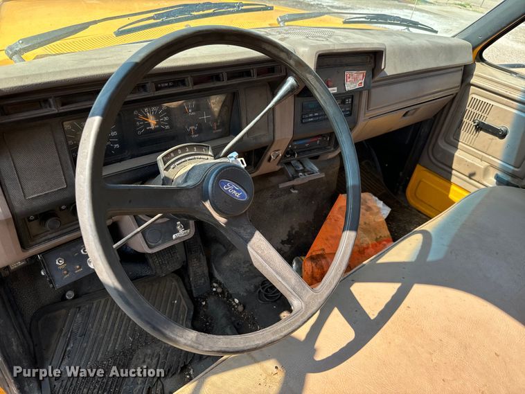 image for item LF9883 1995 Ford F800 pothole patcher truck