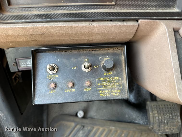 image for item LF9883 1995 Ford F800 pothole patcher truck