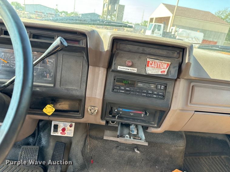 image for item LF9883 1995 Ford F800 pothole patcher truck