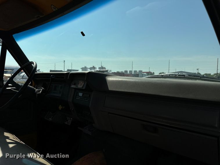 image for item LF9883 1995 Ford F800 pothole patcher truck