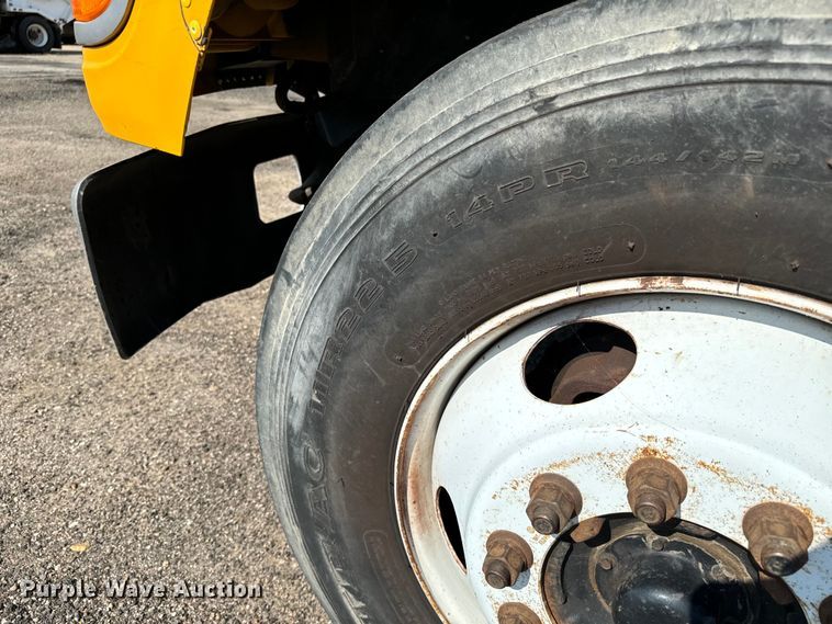 image for item LF9883 1995 Ford F800 pothole patcher truck