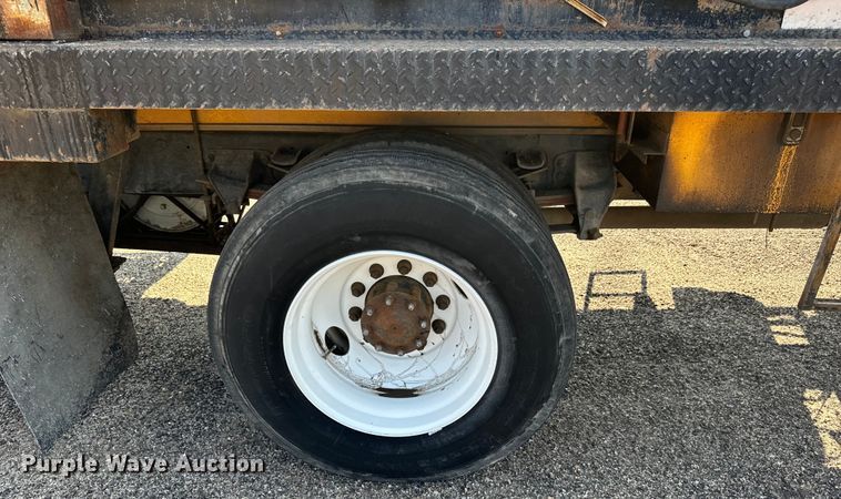 image for item LF9883 1995 Ford F800 pothole patcher truck