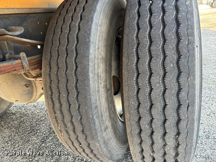 image for item LF9883 1995 Ford F800 pothole patcher truck