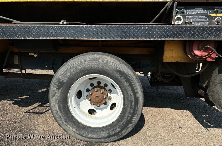 image for item LF9883 1995 Ford F800 pothole patcher truck