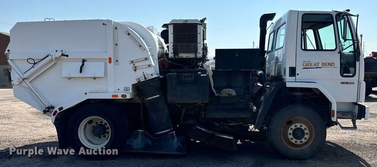 image for item LF9884 2000 Freightliner  FC70 street sweeper truck