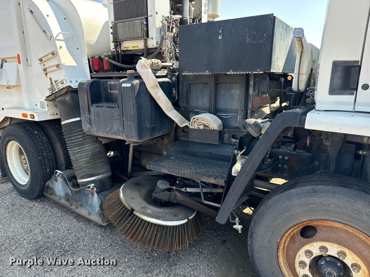 image for item LF9884 2000 Freightliner  FC70 street sweeper truck