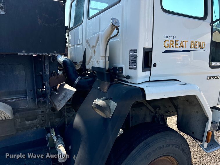 image for item LF9884 2000 Freightliner  FC70 street sweeper truck