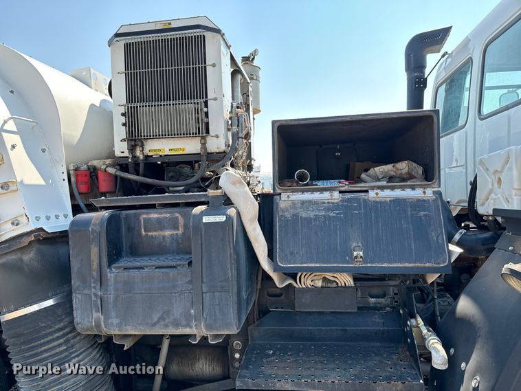 image for item LF9884 2000 Freightliner  FC70 street sweeper truck