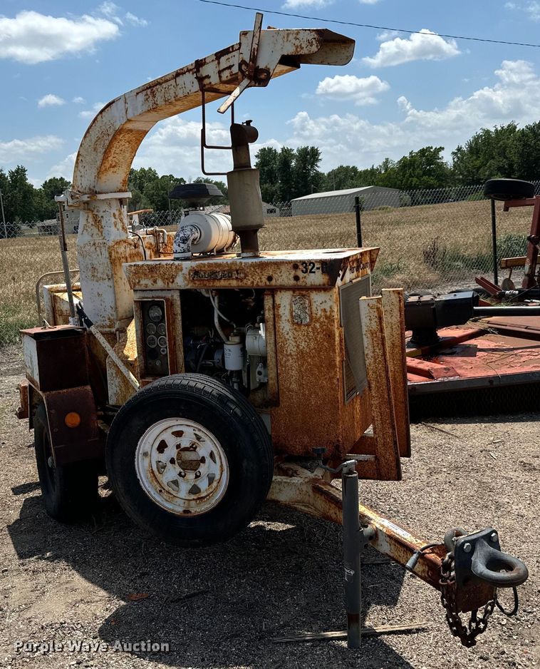 image for item MU9800 1990 Bandit 200+ wood chipper