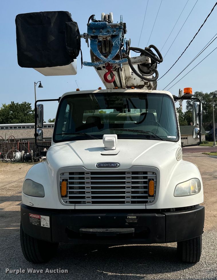 image for item MV9007 2005 Freightliner  Business Class M2 digger derrick truck