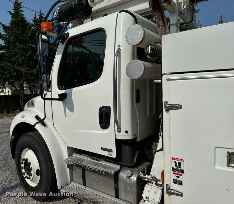 image for item MV9007 2005 Freightliner  Business Class M2 digger derrick truck