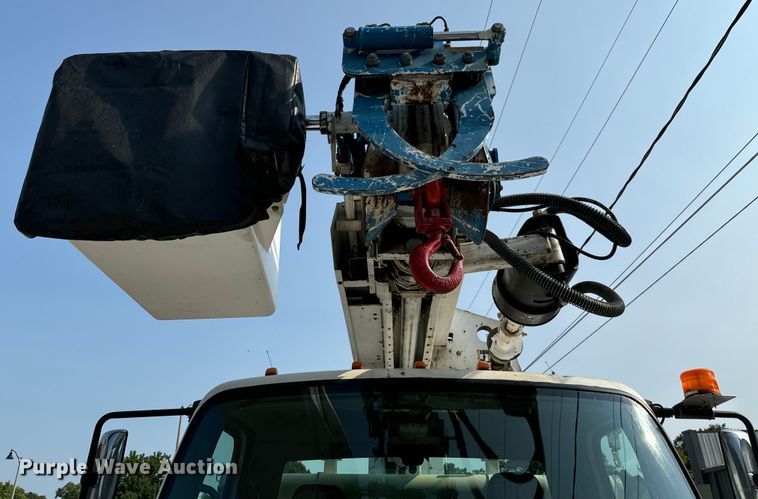 image for item MV9007 2005 Freightliner  Business Class M2 digger derrick truck