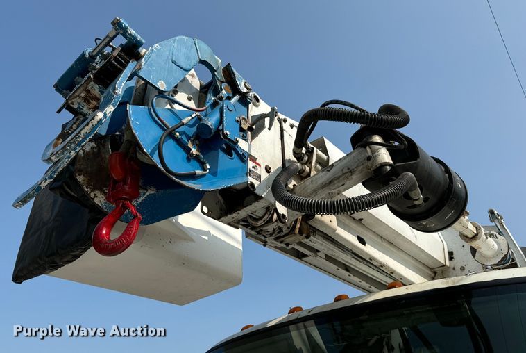 image for item MV9007 2005 Freightliner  Business Class M2 digger derrick truck