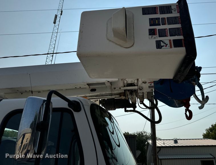 image for item MV9007 2005 Freightliner  Business Class M2 digger derrick truck